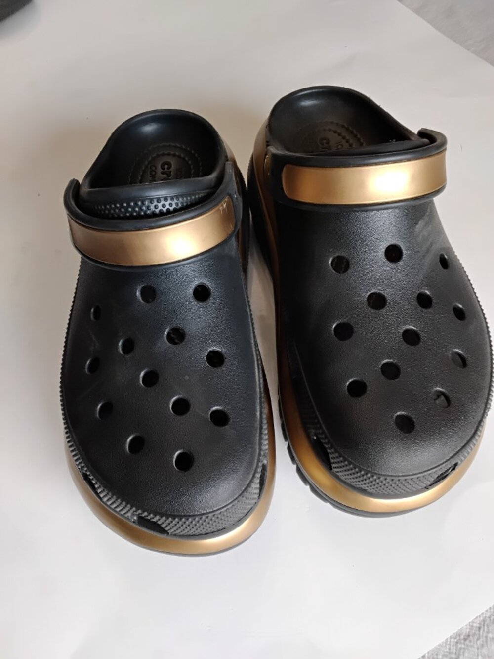 Crocs Classic Mega Crush Metallic Platform Clogs - Black/Gold (Size W10/M8 - Picture 6 of 12